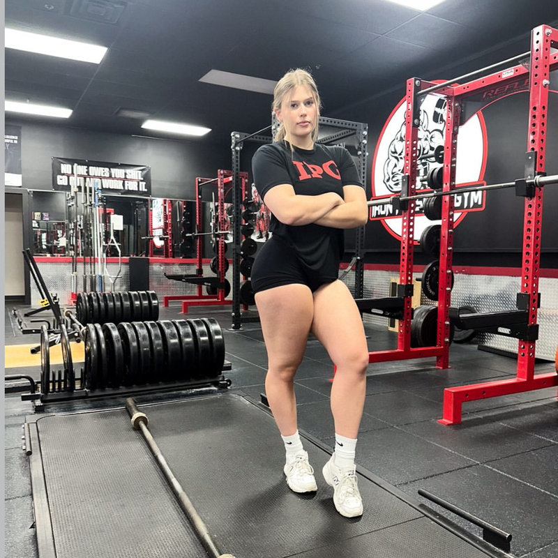 Portrait of Sofie Schleicher, online coach and mindset specialist at Iron Physique